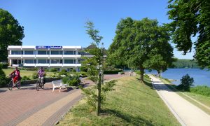 Hotel Diekseequell Bad Malente Diekseepromenade mit Radfahrer